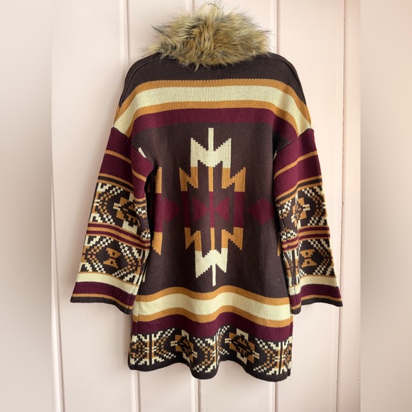 Aztec Patterned Brown Sweater with Faux Fur Collar - Picture 5 of 7